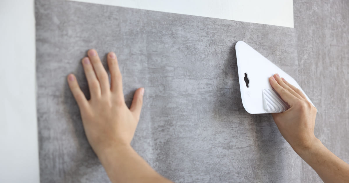 壁紙施工“>
</p>
<ul>
<li><strong>起泡：</strong>氣體或濕氣殘留，造成牆面不平整。</li>
<li><strong>翹邊：</strong>黏著不足或溫濕度變化大，導致邊緣翹起。</li>
<li><strong>縫隙：</strong>拼接不齊、裁切誤差或牆面不平。</li>
<li><strong>色差：</strong>批次不同或接縫方向錯誤。</li>
<li><strong>發霉：</strong>基底潮濕或通風不良。</li>
<li><strong>脫落：</strong>使用低品質膠水或牆面處理不足。</li>
</ul>
<p>這些問題若不及時處理，不僅影響美觀，還會縮短壁紙壽命，造成後續維修費用增加。因此在選材、施工到保養的每一環節，都需要謹慎規劃。</p>
</section>
<section id=